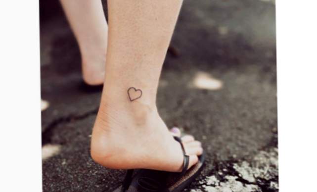Holen Sie sich ein Tattoo auf Ihren Knöchel