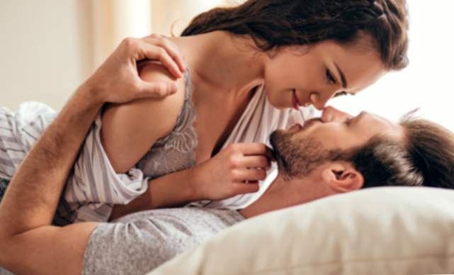 sexueller Rat, eine gewagte Frau im Bett zu sein