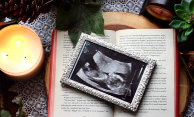 Kündigen Sie eine Schwangerschaft mit einem Buch an