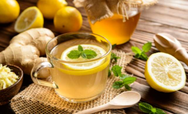 Honig-Zitronen-Aufguss bei Halsschmerzen