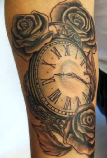 Bedeutung von Uhr Tattoos