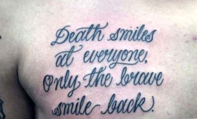 Phrase Tattoo Idee auf der Brust
