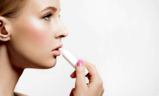 Trockene und rissige Lippen: die Ursachen und Heilmittel