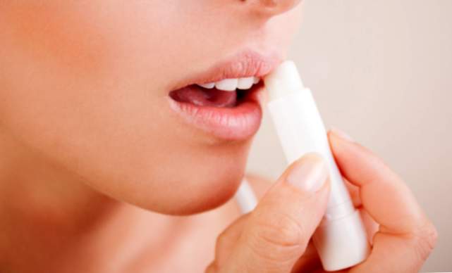 Entdecken Sie die Ursachen und Mittel gegen trockene und rissige Lippen
