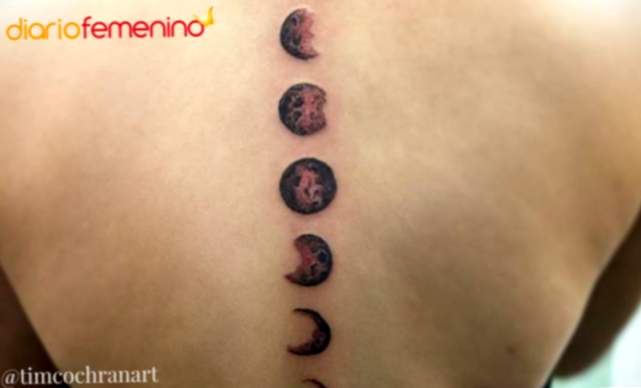 Tatuaggi sulla colonna con lune