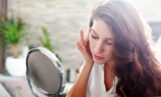 Brufoli sul viso: cause e rimedi contro i graniti antiestetici