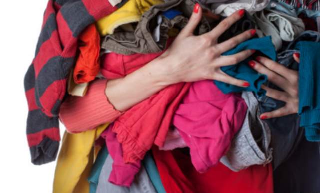 Was bedeutet es, von schmutziger Kleidung zu träumen?