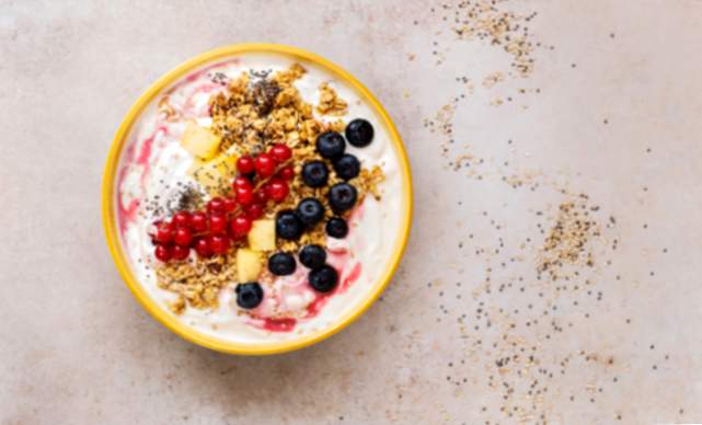 Proteinfrühstück: Schüssel mit Milch, Haferflocken und Früchten