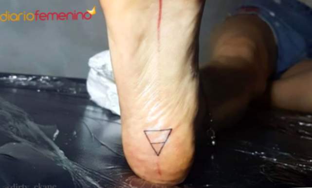 Un bel tatuaggio triangolare sulla suola