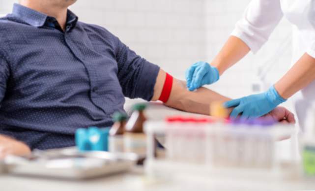 Kann ich Blut spenden, wenn ich Tätowierungen habe?