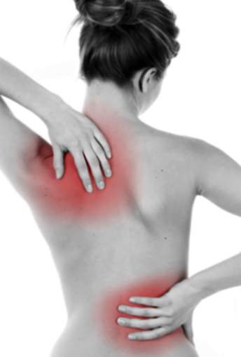 Was verursacht Rückenschmerzen beim Atmen und wie behandelt man sie?