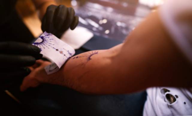 Le fasi attraverso le quali un tatuaggio passa per guarire
