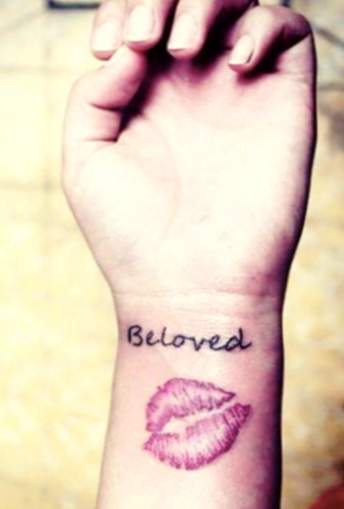Sărutul și sensul său în tatuaj