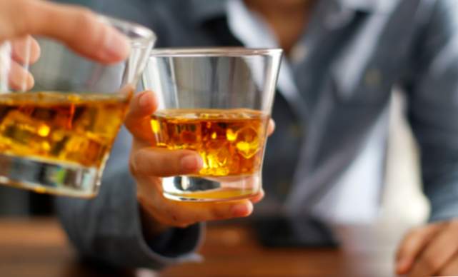 Alkohol ist eines der verbotenen Lebensmittel für Schilddrüsenunterfunktion