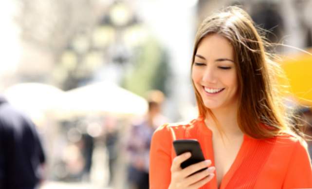 Tipps, um eine Frau auf WhatsApp zum Lachen zu bringen