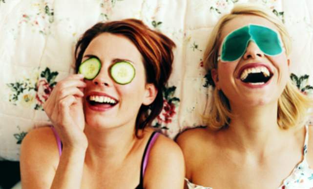 Die Vorteile eines Sinns für Humor: wie man jemanden zum Lachen bringt