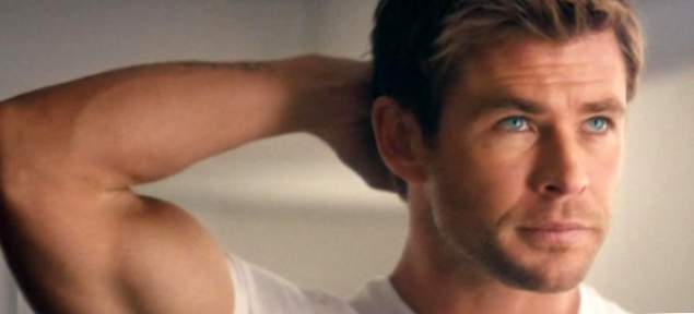 Chris Hemsworth mostra i muscoli