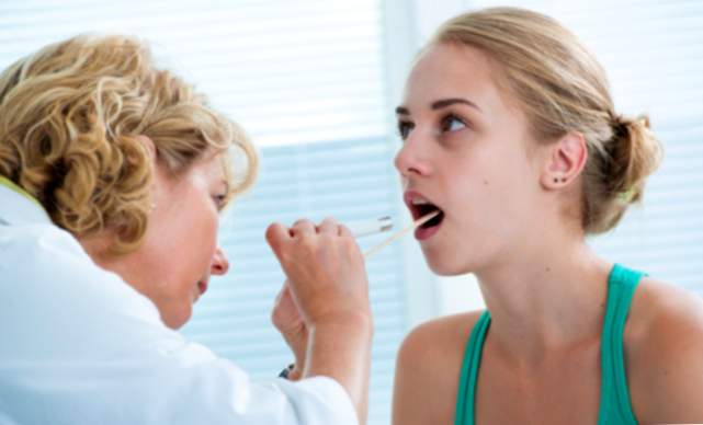 Mal di gola con macchie bianche: cause e trattamento