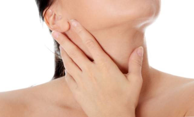 Warum treten Halsschmerzen mit weißen Flecken auf?