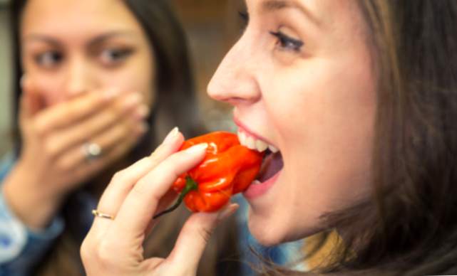 Würziges Essen kann Granit auf der Zunge entstehen lassen