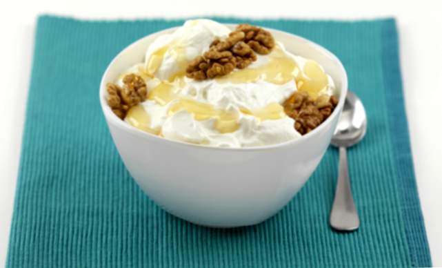 Colazione ricca di proteine: yogurt con noci