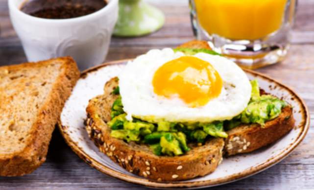 Colazione proteica: toast con uova di avocado