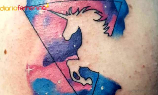 Tatuaggio con unicorno che esce dal triangolo