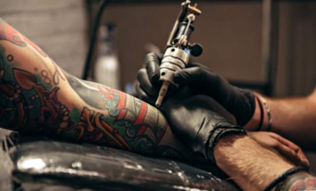 Ce sont les 55 meilleures phrases à tatouer sur le dos, le bras ou le côté