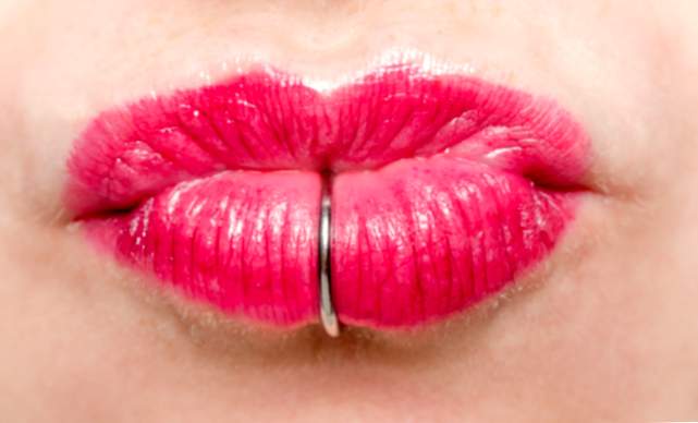 Il significato di piercing al labbro e tipi di piercing