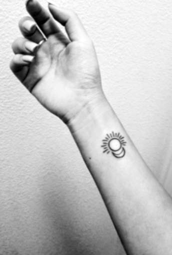 Les tatouages ​​soleil et lune
