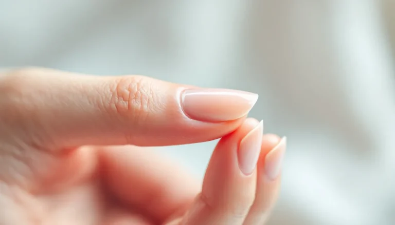 Application d'une base claire sur le visage d'une personne au teint lumineux.