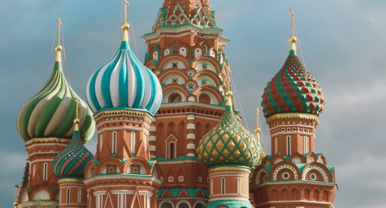 Cathédrale Saint-Basile et ses dômes colorés sur la Place Rouge à Moscou