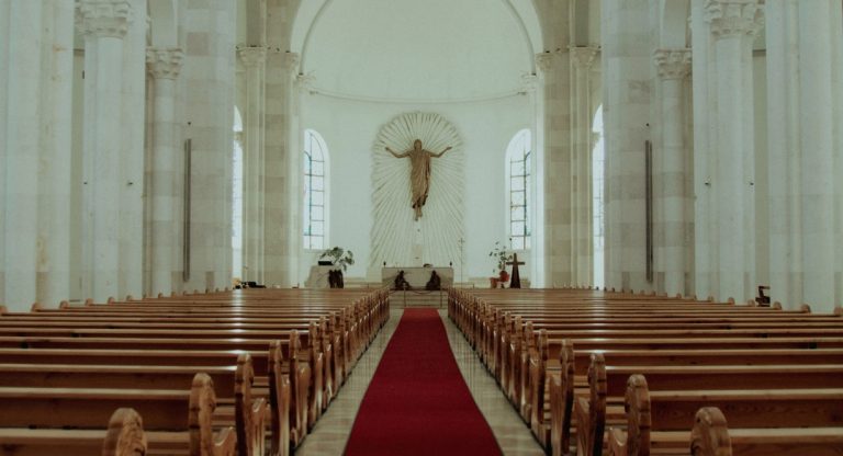 Nef et autel à l'intérieur d'une église avec tapis rouge