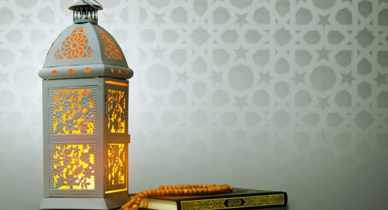 Lanterne orientale illuminee chapelet et livre sur fond a motifs