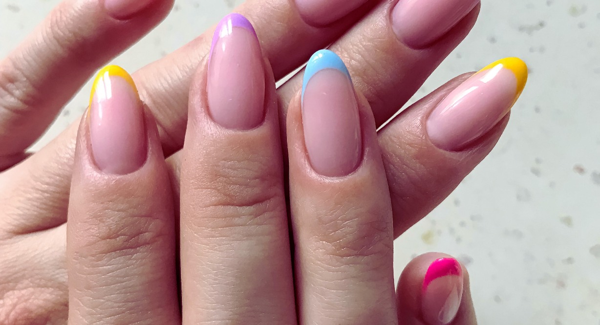 Manucure french colorée aux teintes pastel sur ongles ovales
