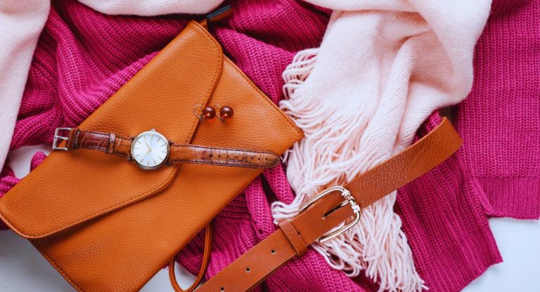 Accessoires de mode disposes en flat lay sac montre ceinture et echarpe