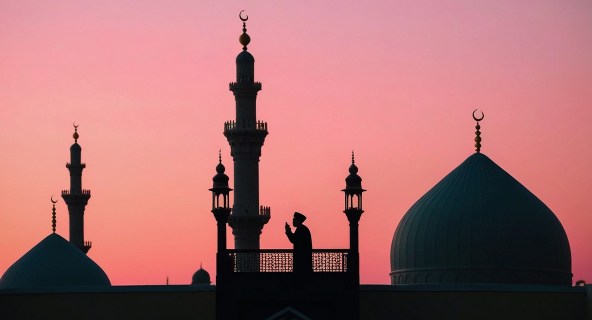 Silhouette d une mosquee et d un homme en priere au coucher du soleil