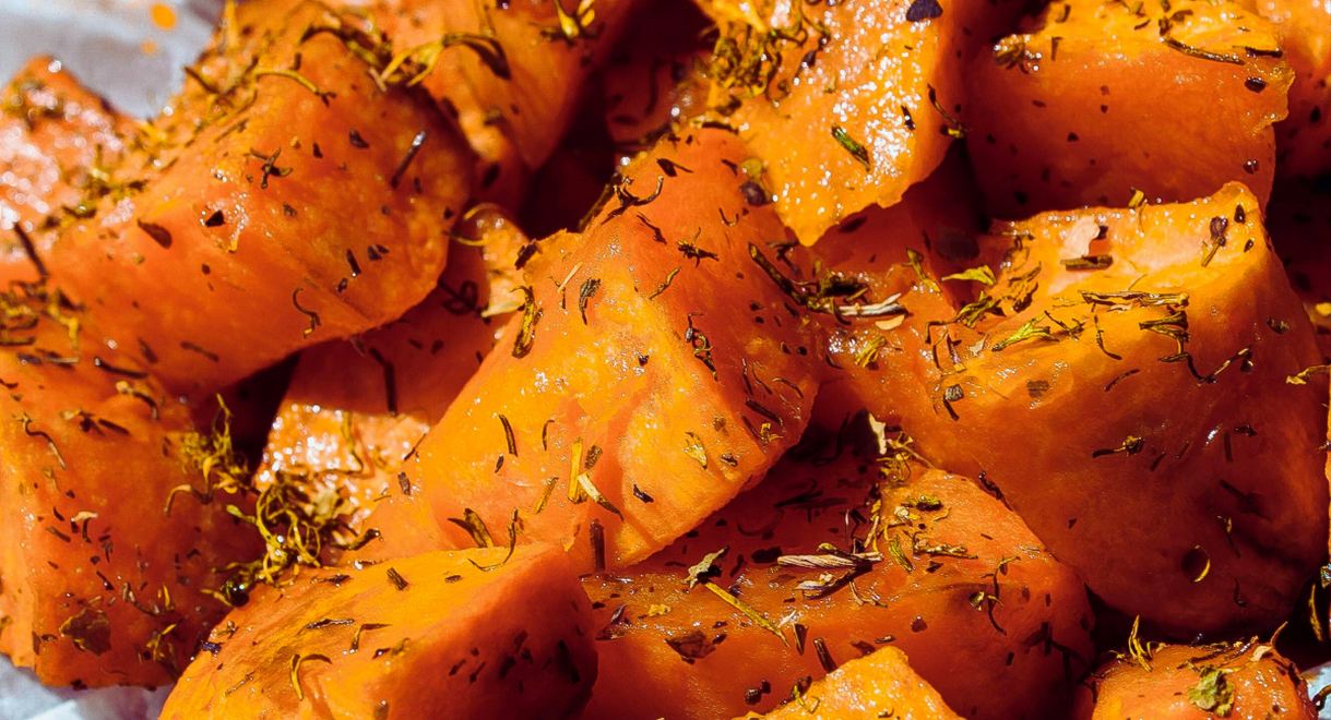 Cubes de patate douce rôtis assaisonnés d'herbes