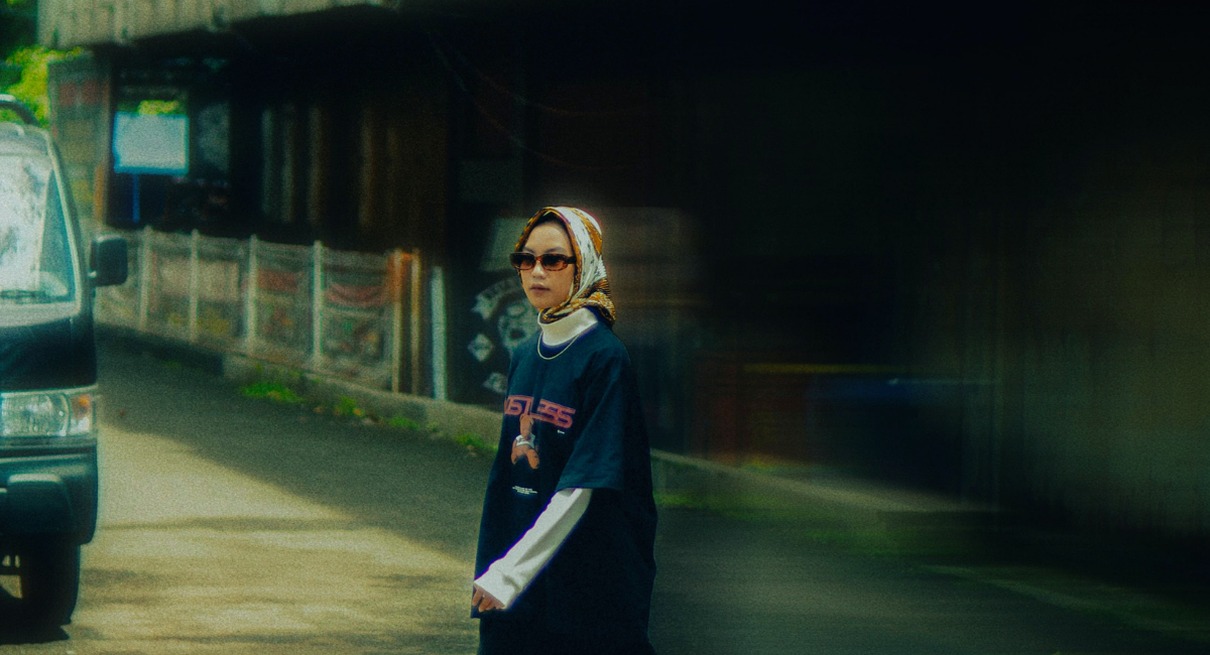 Personne en tenue streetwear dans un decor urbain